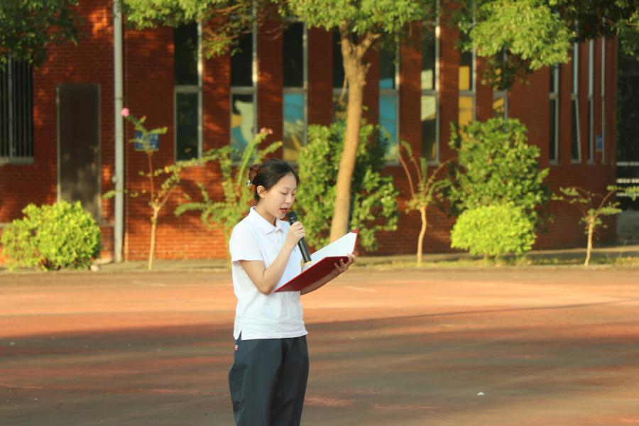 1 学生党员代表讲话.jpg